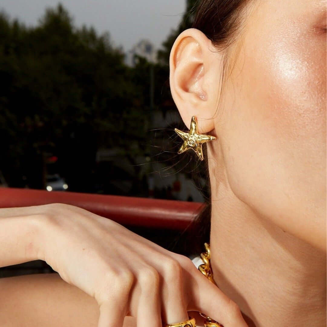 Collar, anillo y pendientes con forma de estrella de mar que conserva el color en oro de 18 quilates