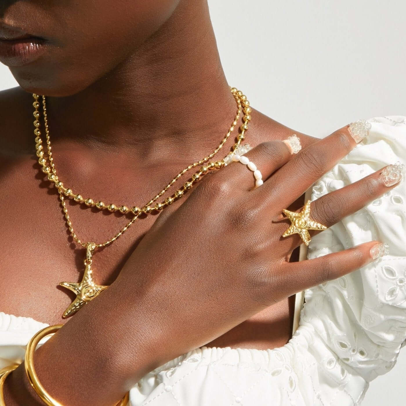 Collar, anillo y pendientes con forma de estrella de mar que conserva el color en oro de 18 quilates